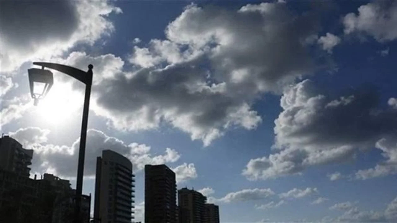 الأرصاد تتوقع شبورة صباحية ورياحًا وفرص أمطار خفيفة غدًا الخميس